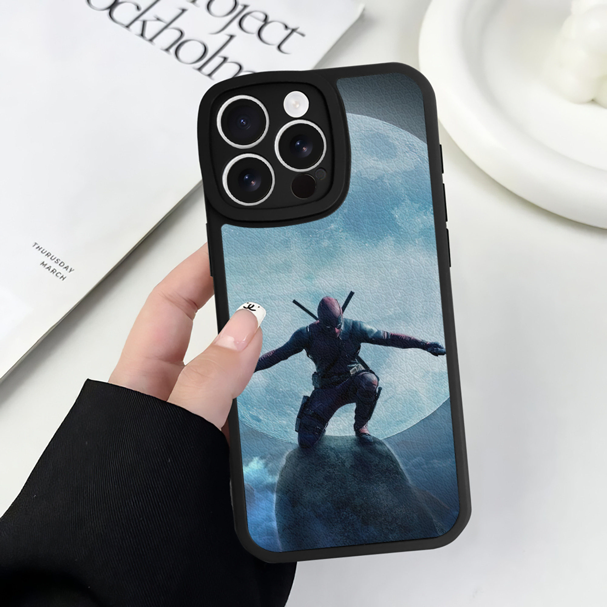 （画像用） Deadpool デッドプール 【iPhone 16シリーズ対応】シリコンスマホケース（レザー調） 材質：シリコン